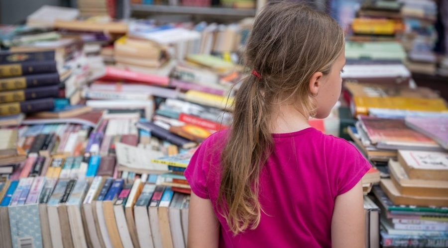 Niña en la Feria del Libro