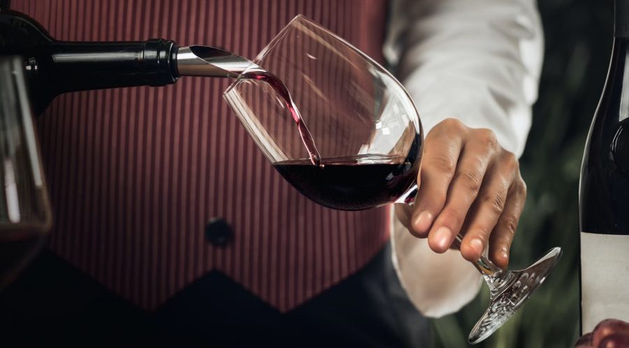 Sommelier avec du vin