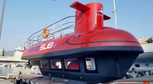 A Baia arriva il sommergibile rosso per visitare la città sommersa