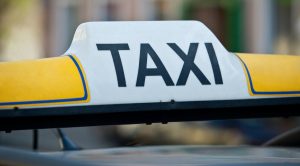 A Napoli taxi gratis per gli over 80 che devono vaccinarsi