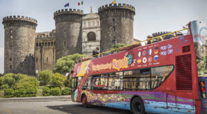 مشاهدة معالم مدينة نابولي: تغادر الحافلات السياحية ذات الطابقين مرة أخرى