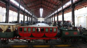 Ostern und Ostermontag im Museum Pietrarsa: außergewöhnliche Eröffnung zwischen historischen Waggons und zeitgenössischer Kunst