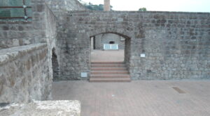 In Sorrento wird der Gehweg auf den alten Mauern wieder geöffnet