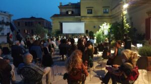 Open-Air-Kino in Neapel auf der Terrasse des Institut Français