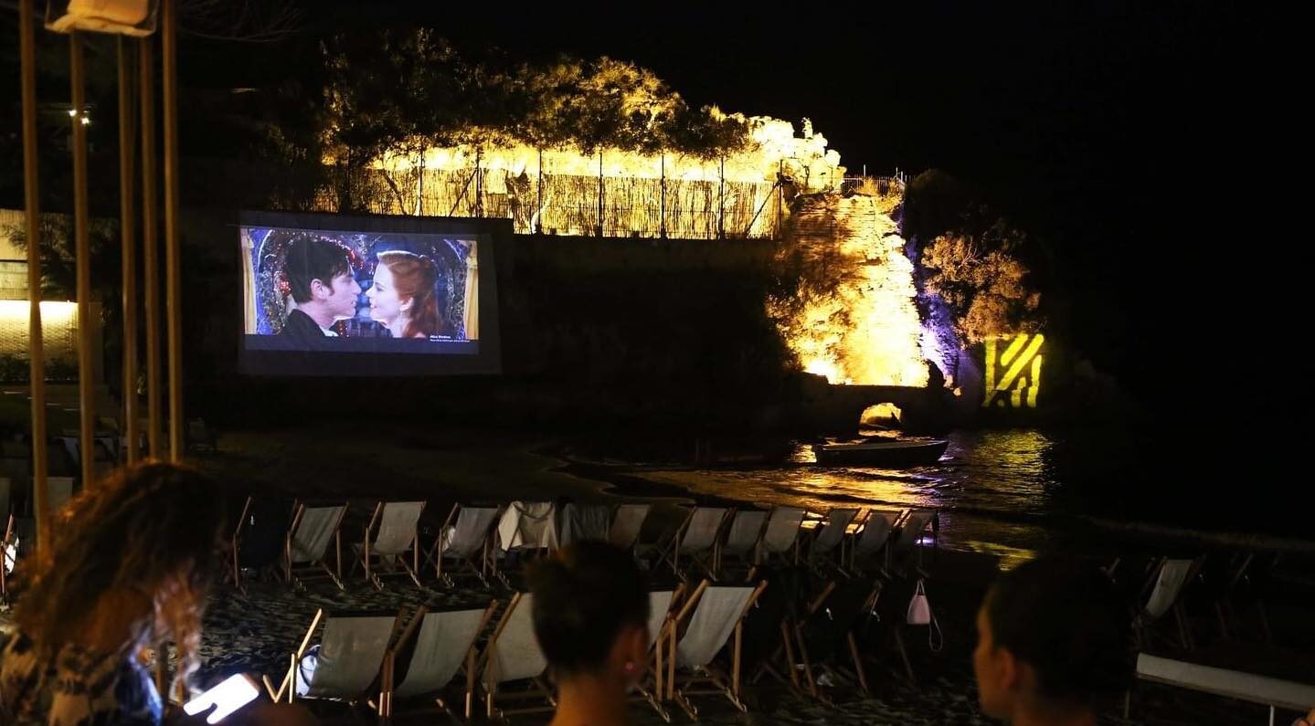 cine en la playa de Nabilah