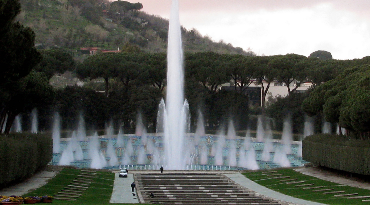 Spectacles d'eau et de lumière à la Fontana dell'Esedra de la Mostra d'Oltremare