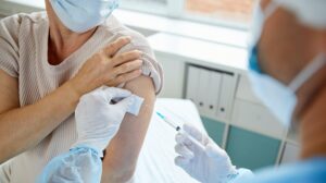 Mix di vaccini: il sì dell'Aifa alla seconda dose con Pfizer o Moderna