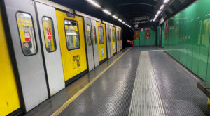 خط إضراب المترو 1 ، السكك الحديدية المعلقة والحافلات في نابولي في 16 ديسمبر 2021