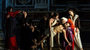 Tableaux Vivants في نابولي في مجمع Donnaregina: تظهر لوحات كارافاجيو في الحياة