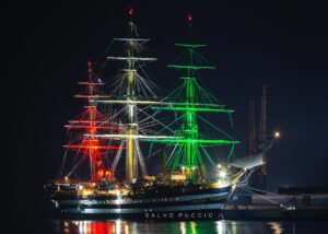 Das Amerigo Vespucci-Schiff in Neapel für 3 Tage: Abends leuchtet es mit der italienischen Flagge