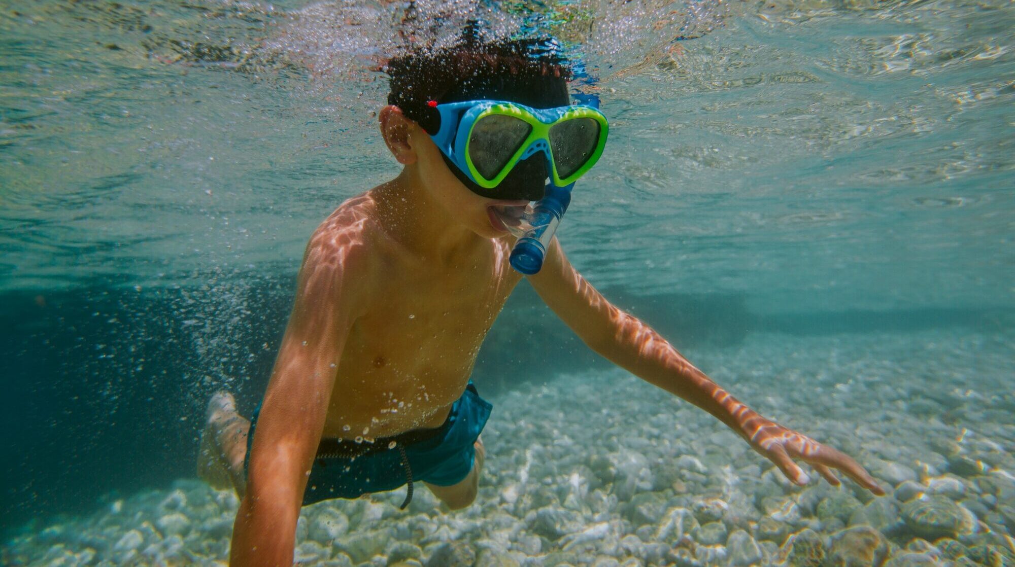 niño en el mar