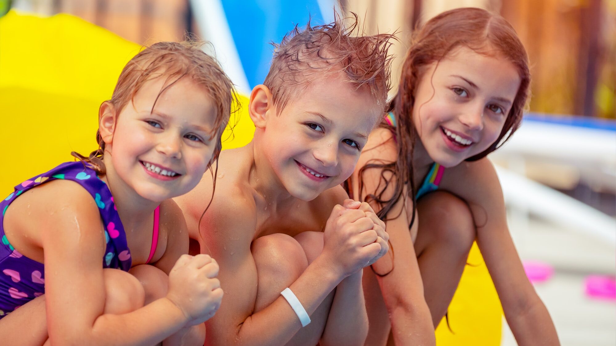 Niños en la piscina