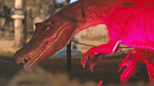 Lebender Dinosaurier in Neapel auch abends mit schönen Lichteffekten