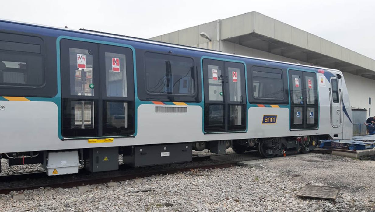 Metro linea 1 Napoli, fuoco durante le prove tecniche sul treno nuovo