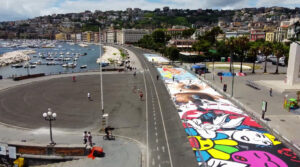 Arte callejero de 3.300 metros cuadrados en el Lungomare di Napoli: una obra fantástica dirigida por Jorit