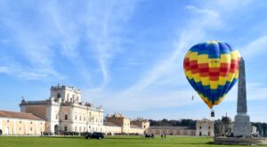 Königspalast von Carditello mit Heißluftballon