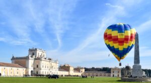 Palácio Real de Carditello com balão de ar quente