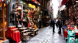 Noche blanca en San Gregorio Armeno en Nápoles con tiendas abiertas y eventos