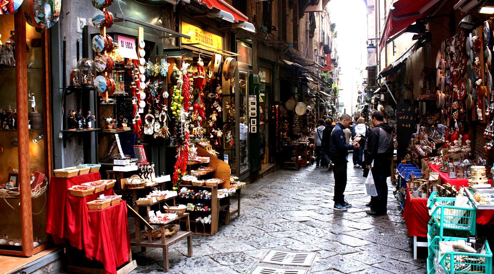 Nuit blanche à San Gregorio Armeno à Naples avec boutiques ouvertes et événements