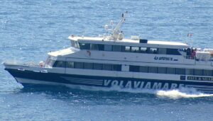 Eine neue Verbindung auf dem Seeweg mit dem Tragflügelboot ist zwischen Neapel und Positano . aktiv