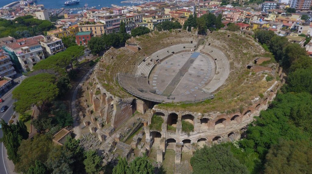 Flavian Amphitheater von Pozzuoli von oben