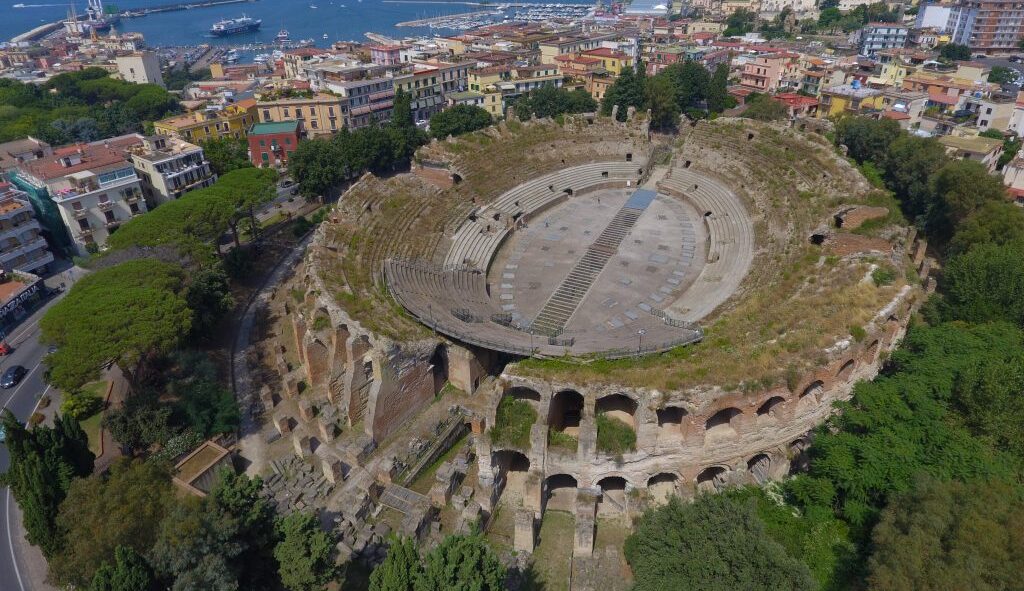 Flavian Amphitheater von Pozzuoli von oben