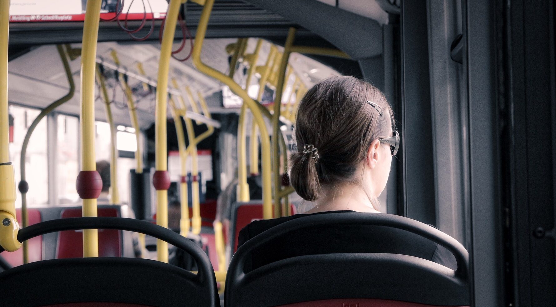 Femme à bord d'un bus