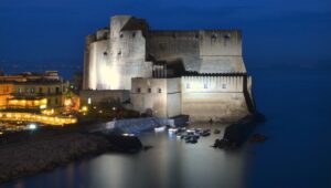 Castel dell'Ovo在晚上