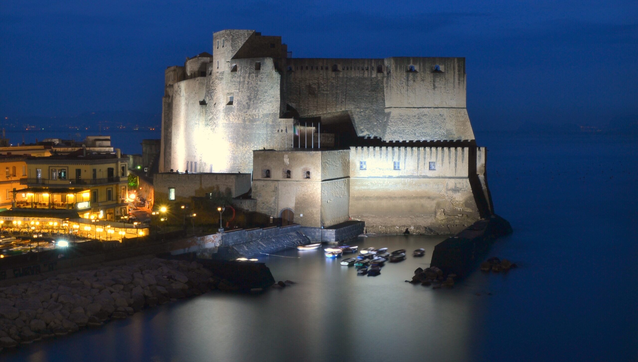 Castel dell'Ovo在晚上