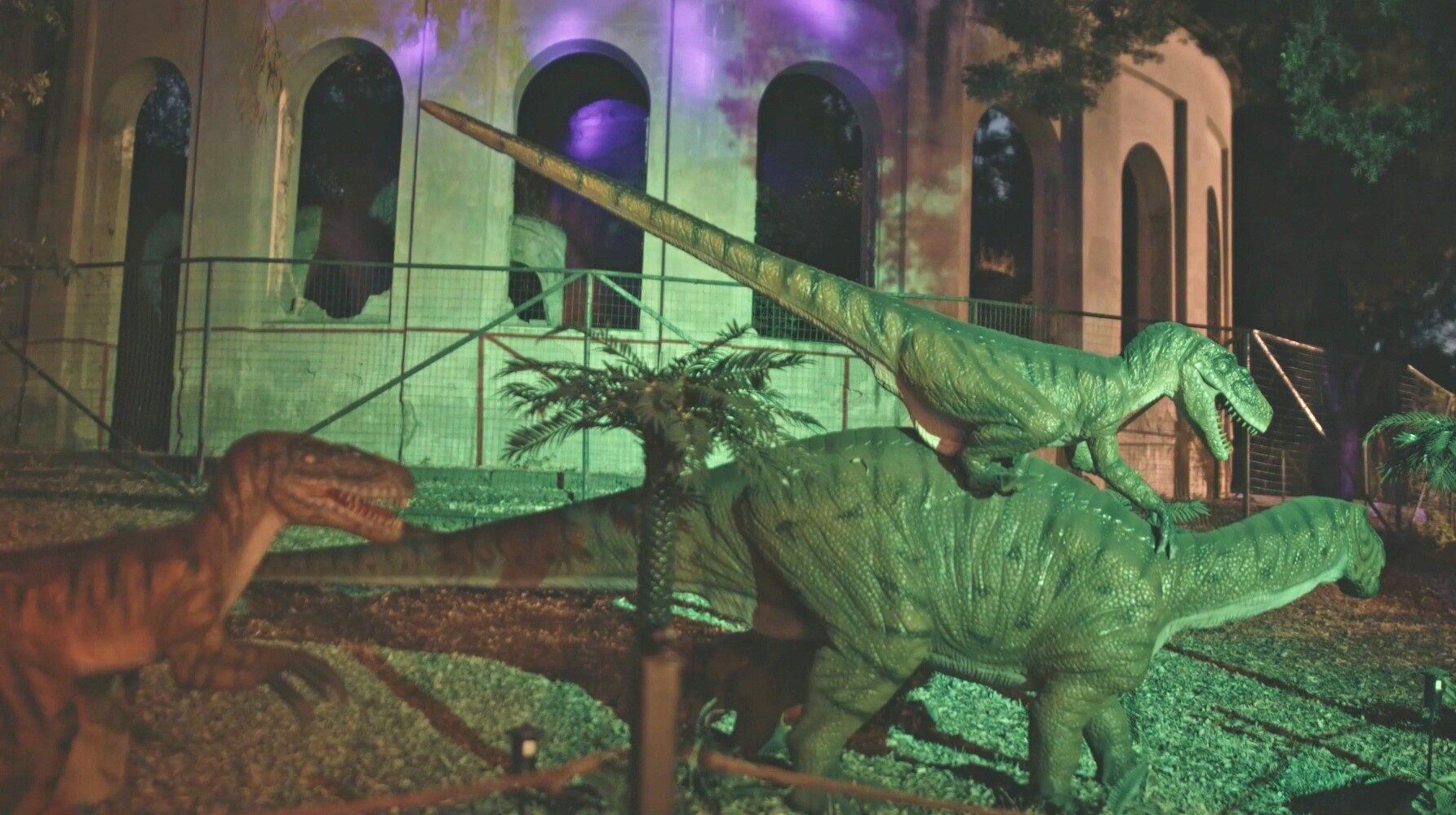 Dinosaurio viviente por la noche