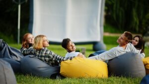 Niños en el cine al aire libre