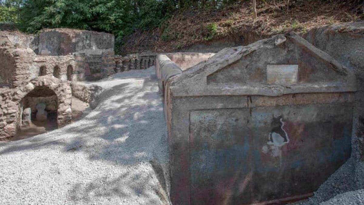 Nuova scoperta a Pompei: la tomba unica di un liberto semi-mummificato