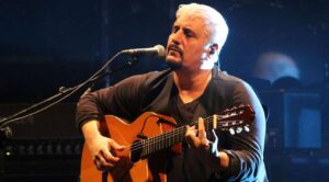 Mostra Pino Daniele Alive a Napoli con foto, chitarre e copertine di dischi