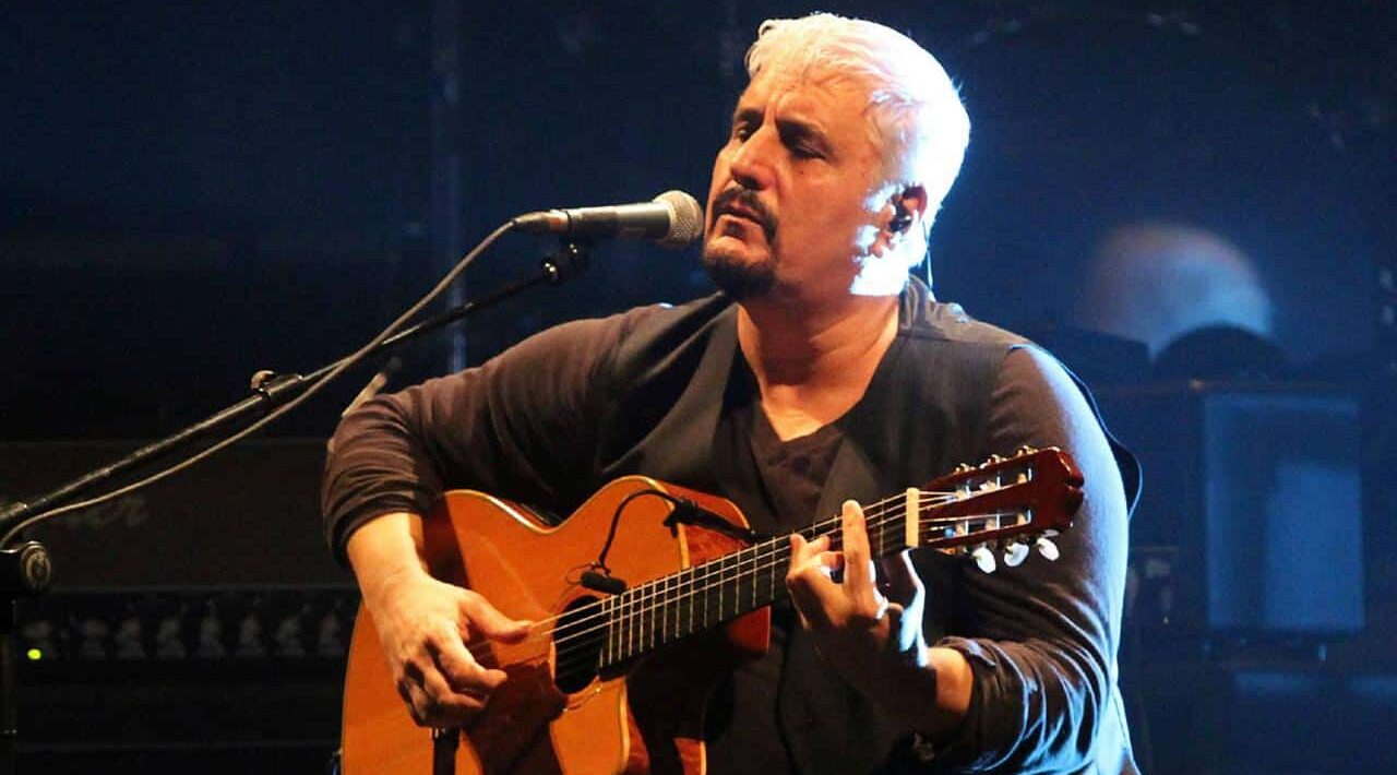 Выставка Pino Daniele Alive в Неаполе с фотографиями, гитарами и обложками пластинок