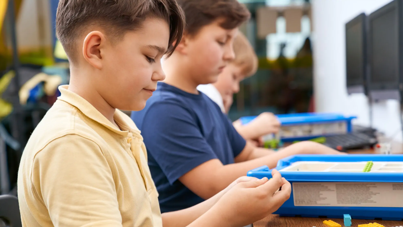 Enfants réalisant des expériences