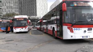 ナポリの学校路線：50台のバスと400台以上の乗り物