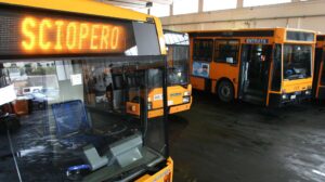 Línea de huelga de metro 1, Funiculares y autobuses en Nápoles 17 de septiembre de 2021