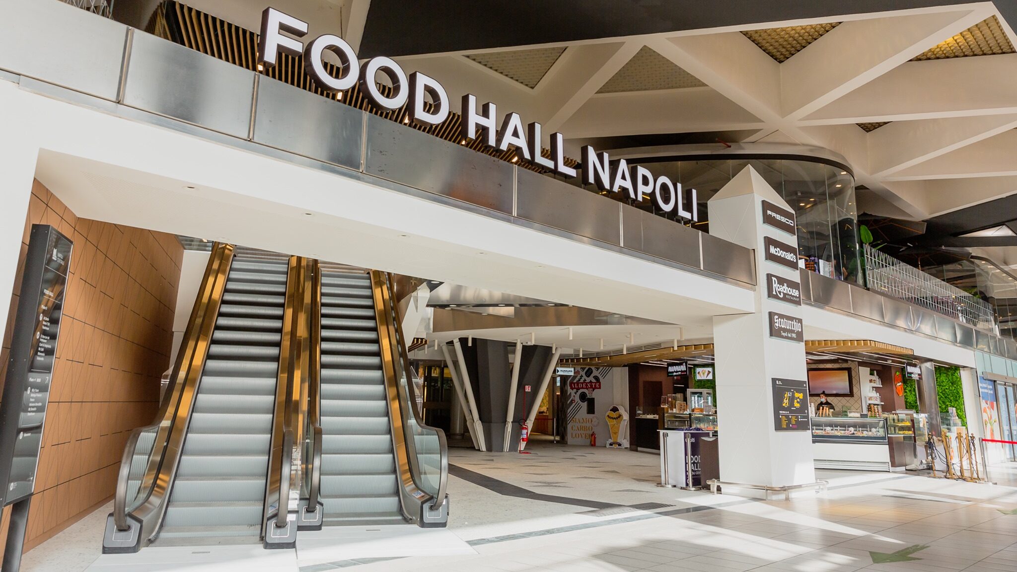 Food Hall na Estação Central de Nápoles