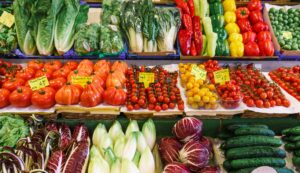 Frutas y verduras en el mercado.