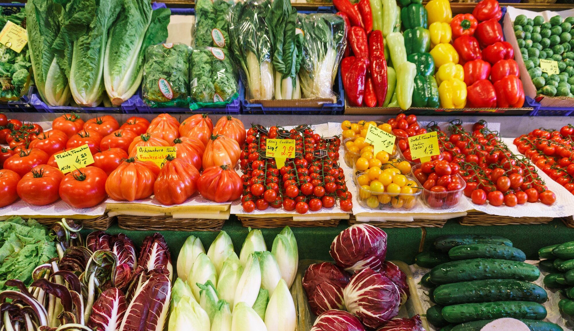 Frutas y verduras en el mercado.