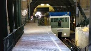 القطار الجبلي المائل Chiaia في نابولي ، في عام 2023 سيتم إغلاقه للأعمال العاجلة
