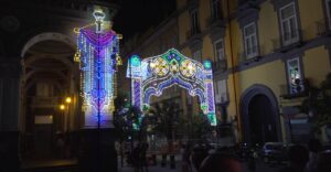 Fiesta de San Gennaro en Nápoles, las luces están de vuelta en via Duomo