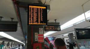 محطة نابولي المركزية ، إزعاج وتأخيرات في القطار بسبب عطل كهربائي