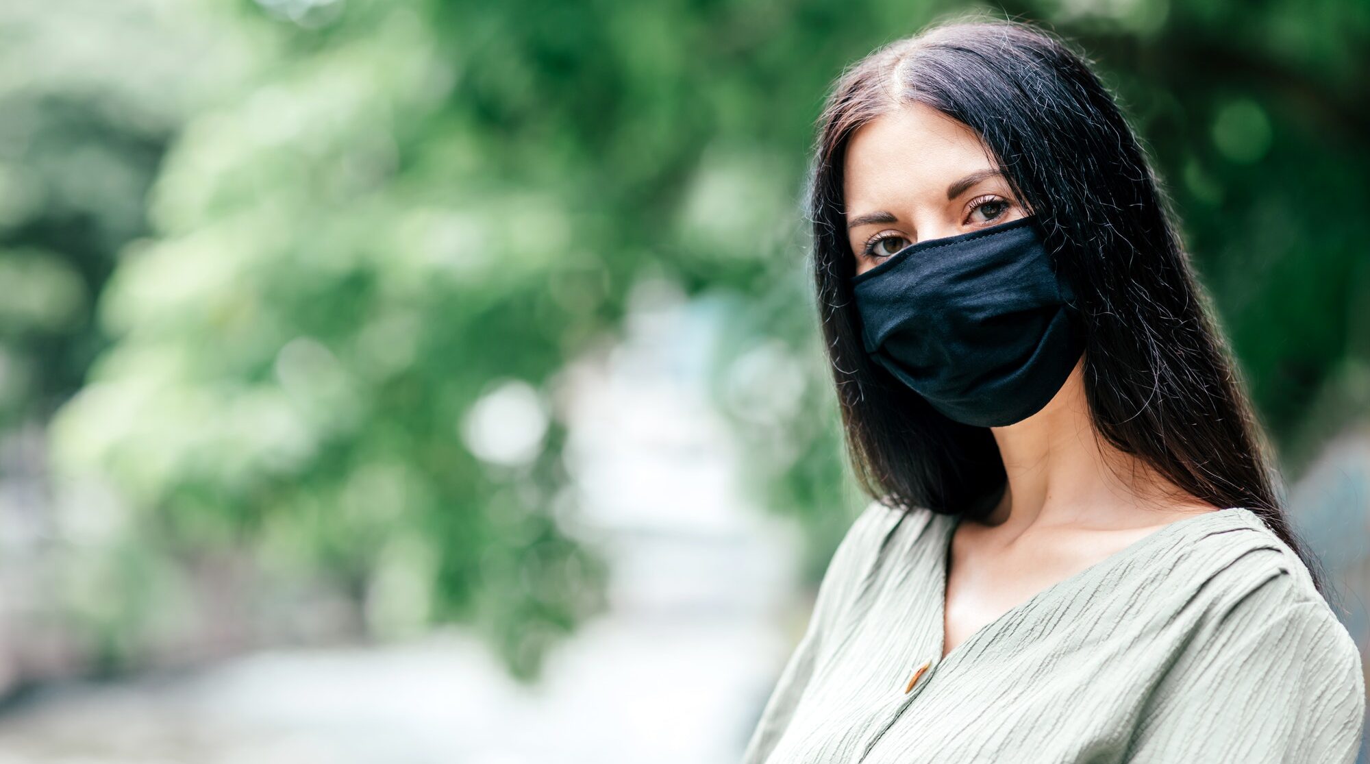 Mujer con mascarilla quirúrgica