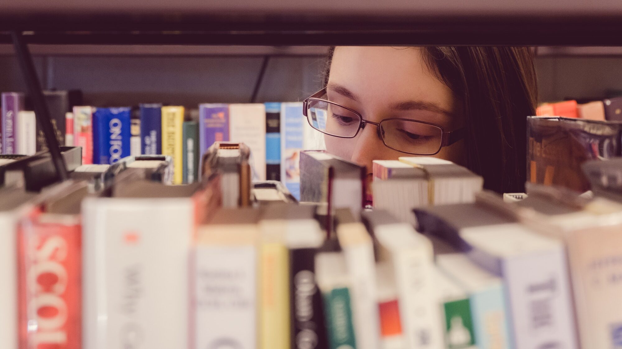 Frau in der Bibliothek