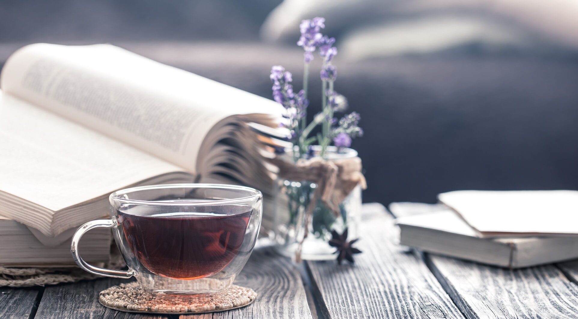 Taza de té y libro