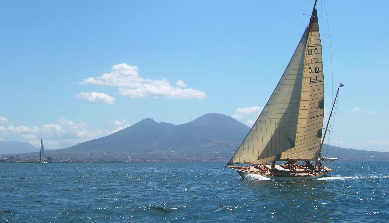 Barca a vela nel Golfo di Napoli