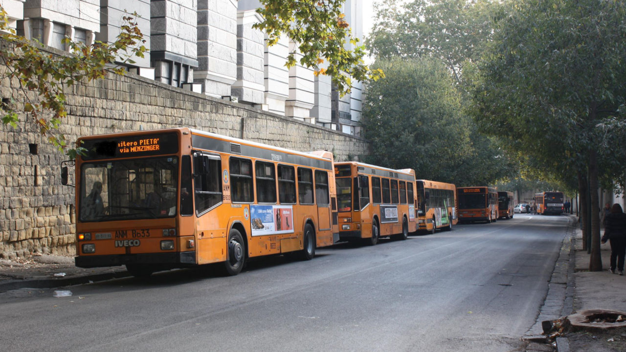 Bus pour le cimetière de Poggioreale