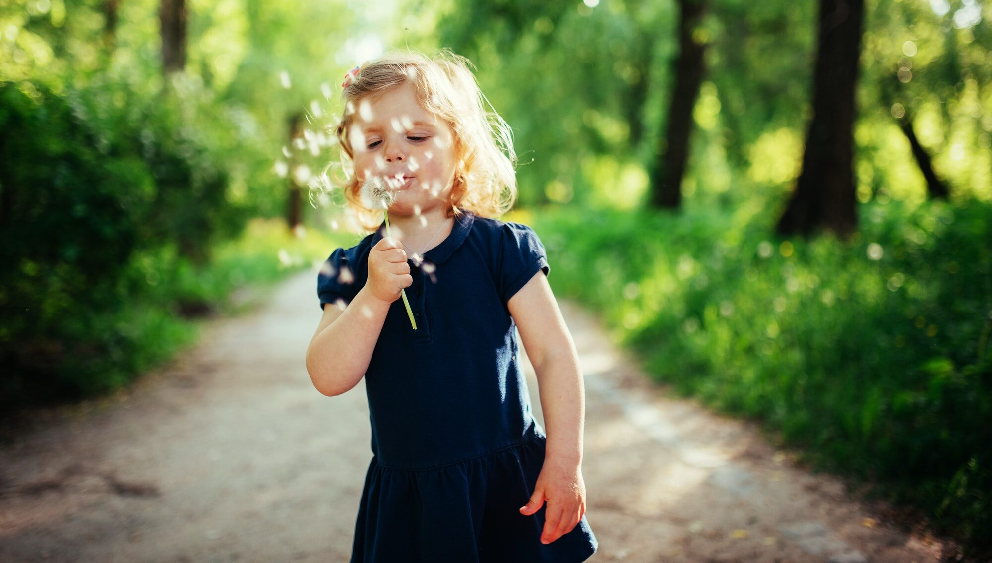 Bambina che gioca con le bolle di sapone