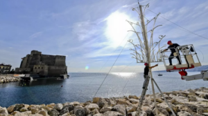 Weihnachtsbeleuchtung in Neapel am Lungomare: Hier sind die Lichter auf den Felsen